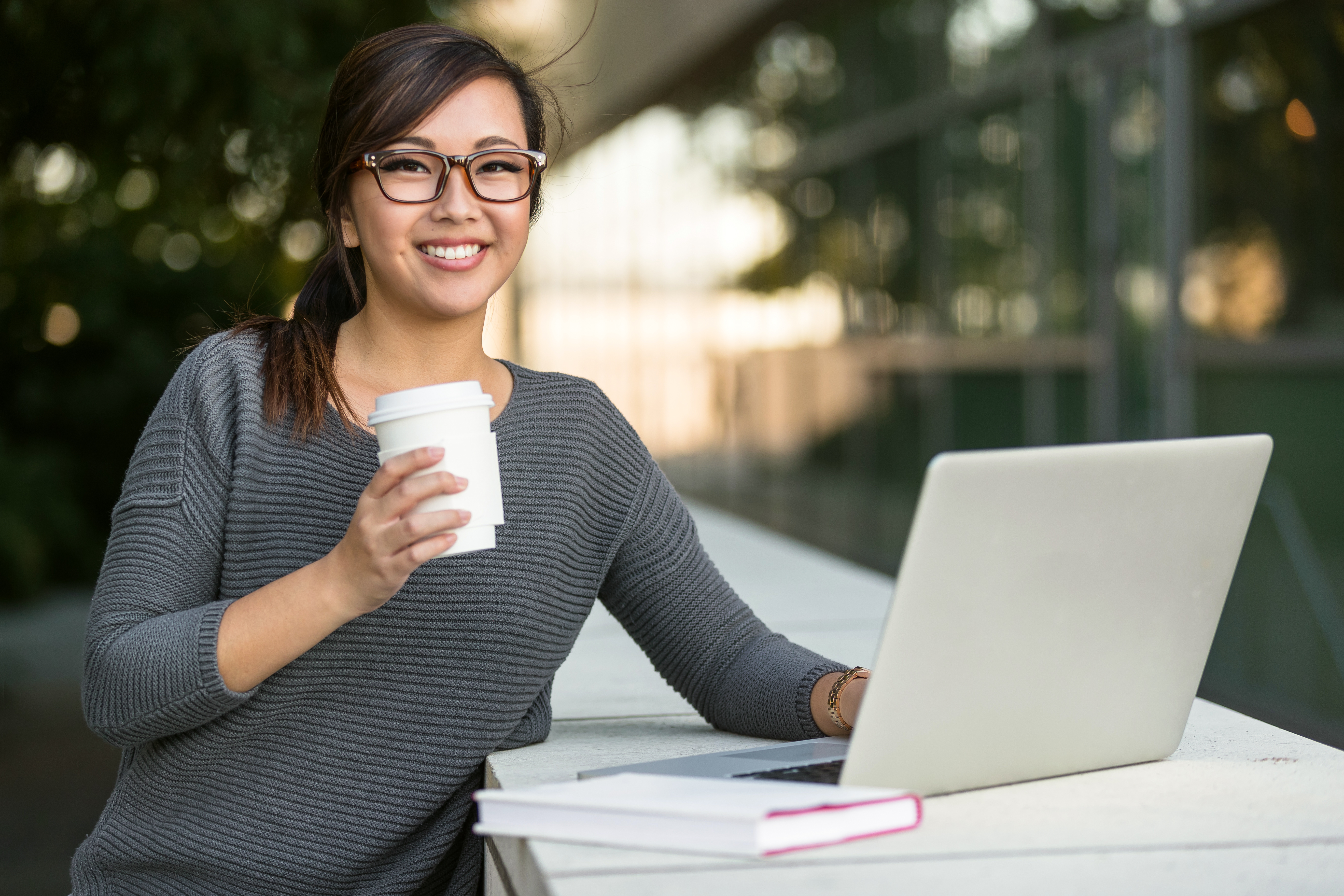 Female student. Internet browsing. Browsing.